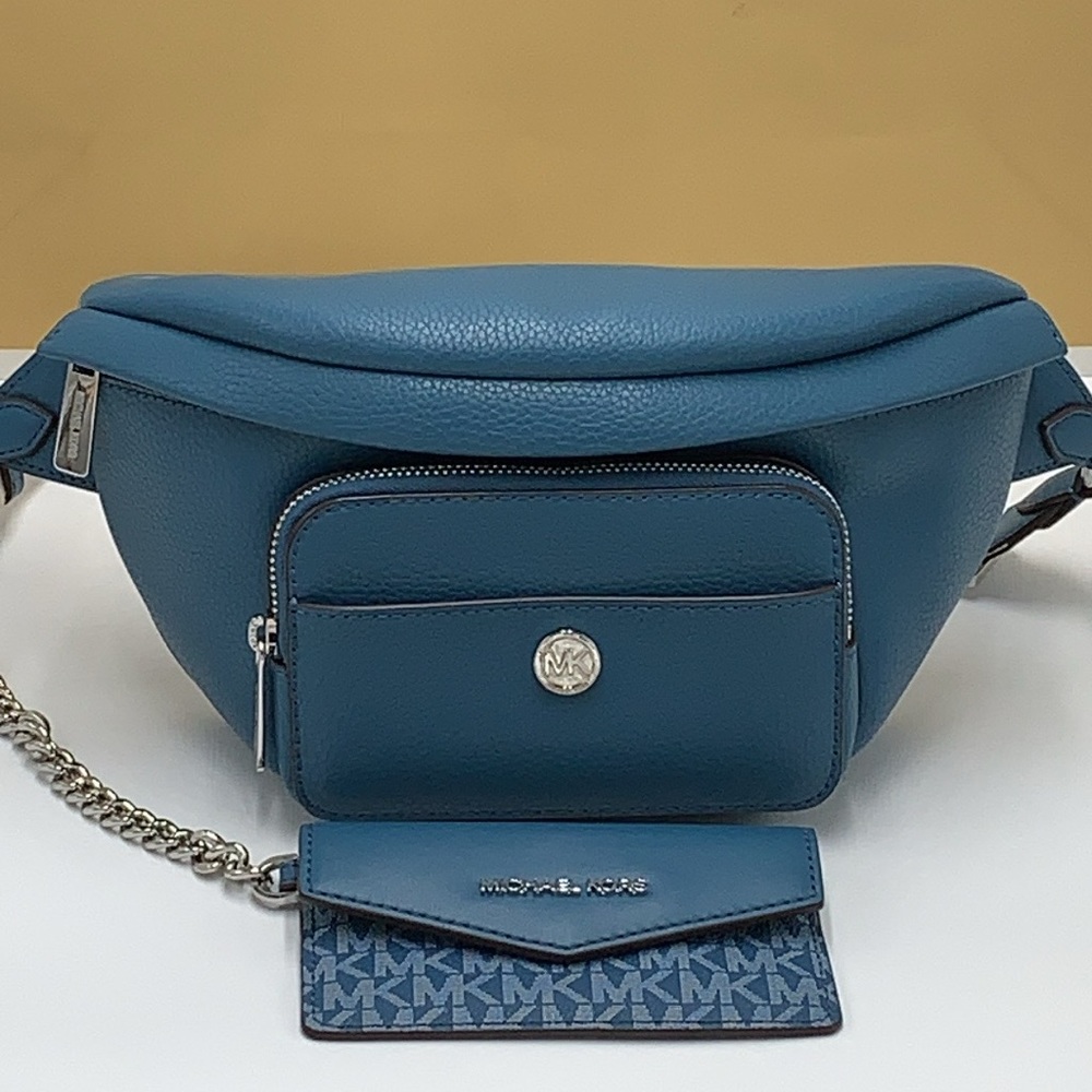 MICHAEL KORS
Maisie Large Pebbled Leather 2-in-1 Sling Pack
Teal
NWT - Picture 9 of 16